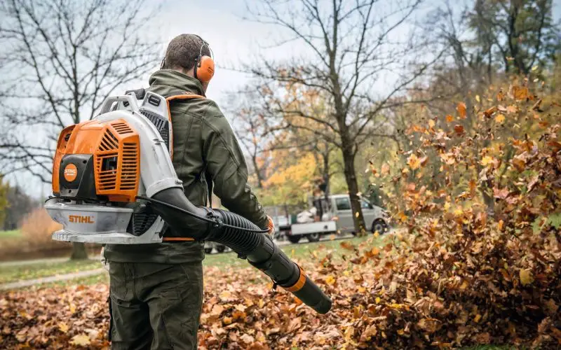 Εργάτης με φυσητήρα πλάτης STIHL απομακρύνει φύλλα – Κατηγορία Λύσεις Καθαρισμού